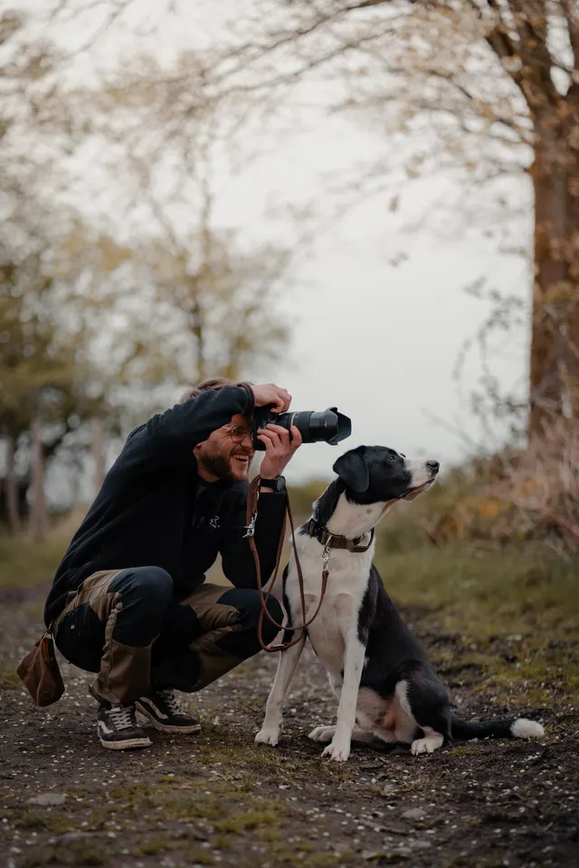 Dominik mit Kamera beim Hundeshooting